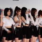 【動画】７人組ガールズグループ・CSR(チョッサラン)、白のトップスと黒のミニ丈ガーリーな衣装でレッドカーペットに登場！＜KCON JAPAN 2023＞