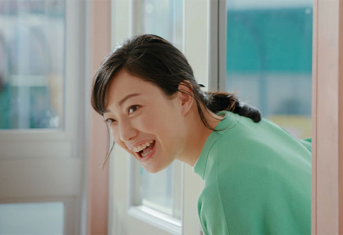 【動画】菅野美穂が保育園を訪問 園児たちと触れ合う