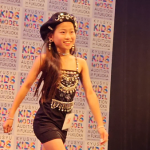 【動画】現役女子小学生・友岡美里愛さん、黒のタイトミニワンピで美脚アピール！４度目挑戦で見事グランプリを受賞＜第８回九州キッズモデルオーディション＞