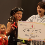 【動画】現役女子小学生・友岡美里愛さん、黒のタイトミニワンピで美脚アピール！４度目挑戦で見事グランプリを受賞＜第８回九州キッズモデルオーディション＞