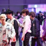 【動画】iKON、カジュアルコーデでレッドカーペットに登場で笑顔見せる！＜KCON JAPAN 2023＞