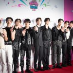 【動画】INI、カジュアルなデニム衣装でレッドカーペットに登場！＜KCON JAPAN 2023＞