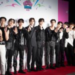 【動画】INI、カジュアルなデニム衣装でレッドカーペットに登場！＜KCON JAPAN 2023＞