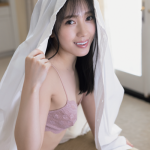 小湊よつ葉、大胆なフルヌードで悩殺ポーズ！ 2nd写真集『花笑み』を5月12日に発売。