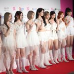 NiziU、美脚際立つ白のミニ丈衣装でレッドカーペットに登場！＜KCON JAPAN 2023＞