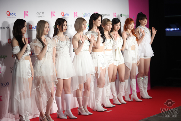 NiziU、美脚際立つ白のミニ丈衣装でレッドカーペットに登場！＜KCON JAPAN 2023＞