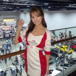 レースクイーン・北川美麗、デコルテ美しい紅白のコスチューム姿でファンを魅了！