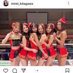 北川美麗、セクシーなコスチュームから美脚が覗く、笑顔のVサイン！