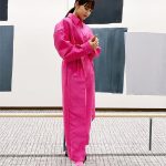 平祐奈、ショッキングピンクのジャンパースーツ姿で呼びかけ「沢山のご応募おまちしております」