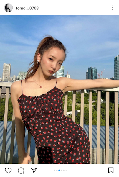 板野友美、キャミワンピで肌見せショットを公開「可愛すぎる…!」「最強だ」とファン歓喜