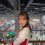 レースクイーン・北川美麗、デコルテ美しい紅白のコスチューム姿でファンを魅了！