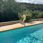 トリンドル玲奈、裏ももチラリな水着姿を披露「セクシーすぎません？」「トリちゃん美！すぎる」とファン歓喜