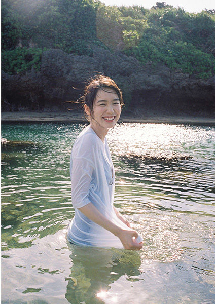 飯豊まりえ、デビュー15周年記念写真集『かの日、』 8月23日(水) 発売決定!