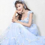 明日花キララ、ふっくらバストに釘付け！「リアルお姫さま」なドレス姿を披露