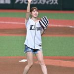雪平莉左、始球式に登場！「埼玉西武ライオンズ」のユニフォームで美脚アピール