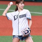 雪平莉左、始球式に登場！「埼玉西武ライオンズ」のユニフォームで美脚アピール