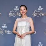 堀田茜、白のシースルー衣装で美肩チラリ「ハリー・ポッター」スタジオツアー東京のレッドカーペットイベントに登場