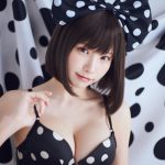 えなこ、ドット柄のビキニスタイルでモダンな雰囲気