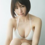 えなこ、普段より一段とナチュラルなグラビアで表紙を飾る