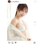 花咲れあ、清楚感あふれる『彼シャツ』ショットでふっくらバスト披露