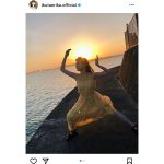 生田絵梨花、夕日を持ち上げるユニークポーズを披露