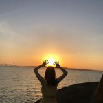 生田絵梨花、夕日を持ち上げるユニークポーズを披露