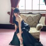 Juice=Juice・稲場愛香、ビキニ姿で振り向きセクシー美脚全開！