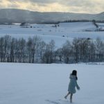 Juice=Juice・稲場愛香、ビキニ姿で振り向きセクシー美脚全開！