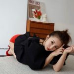 板野友美、わかってるけど安心できない！赤パンツスタイルで美脚全開！