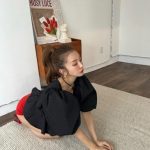 板野友美、わかってるけど安心できない！赤パンツスタイルで美脚全開！