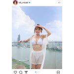 台湾の人気チアリーダー・リン・シャン、くびれ際立つ白ビキニから豊満バスト見せつけ！