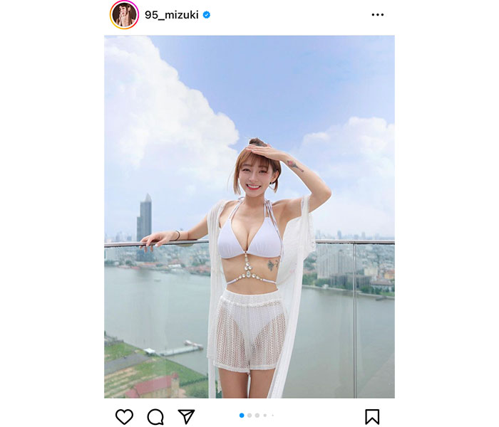 台湾の人気チアリーダー・リン・シャン、くびれ際立つ白ビキニから豊満バスト見せつけ！