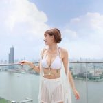 台湾の人気チアリーダー・リン・シャン、くびれ際立つ白ビキニから豊満バスト見せつけ！