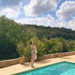 トリンドル瑠奈、水着姿で美脚披露！フランスでのバカンスショットにファン歓喜！