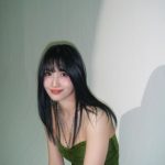 TWICE・モモ、背中見せ衣装で美麗な横顔披露