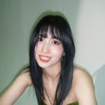 TWICE・モモ、背中見せ衣装で美麗な横顔披露