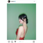 TWICE・モモ、背中見せ衣装で美麗な横顔披露