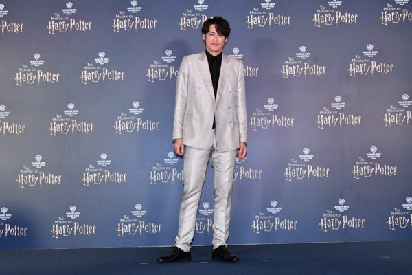 宮野真守、マルフォイ役トム・フェルトンらとトークショー！「ハリー・ポッター」スタジオツアー東京のレッドカーペットイベントに登場