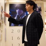 中村倫也が「童詩×蓑唄 写真展」に来場！展⽰スペースを満喫しフォトスポットで記念撮影も