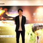 中村倫也が「童詩×蓑唄 写真展」に来場！展⽰スペースを満喫しフォトスポットで記念撮影も