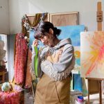 のん、アンニュイな表情＆うつむきながら微笑む姿にファン歓喜