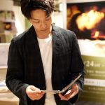 中村倫也が「童詩×蓑唄 写真展」に来場！展⽰スペースを満喫しフォトスポットで記念撮影も