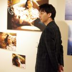 中村倫也が「童詩×蓑唄 写真展」に来場！展⽰スペースを満喫しフォトスポットで記念撮影も