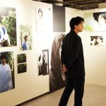 中村倫也が「童詩×蓑唄 写真展」に来場！展⽰スペースを満喫しフォトスポットで記念撮影も