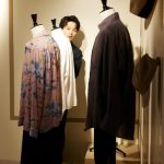 中村倫也が「童詩×蓑唄 写真展」に来場！展⽰スペースを満喫しフォトスポットで記念撮影も