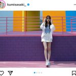 日向坂46・佐々木久美、最新ミニスカ衣装で美脚大胆披露！