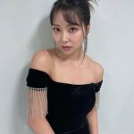 白間美瑠、肩出しデコルテ見せの黒ドレスで大人の魅力放つ！