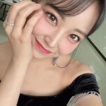 白間美瑠、肩出しデコルテ見せの黒ドレスで大人の魅力放つ！