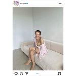 都丸紗也華、目つぶり×タイツ美脚のギャップでセクシーましまし！