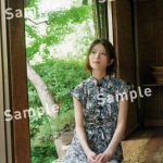 若月佑美、フォトエッセイ購入者特典ポストカードにプライベート風ショットや90年代ファッション図柄を起用